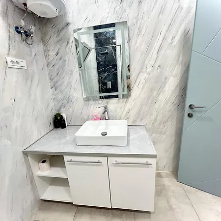 Отель Budget Retreat 3*