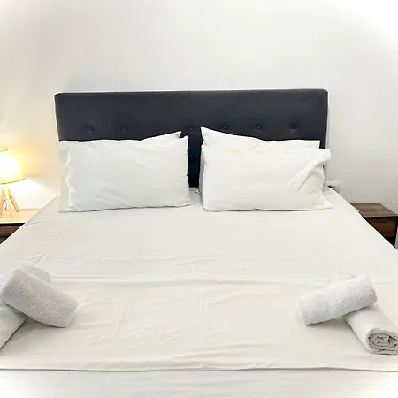 Budget Retreat Отель Тирана