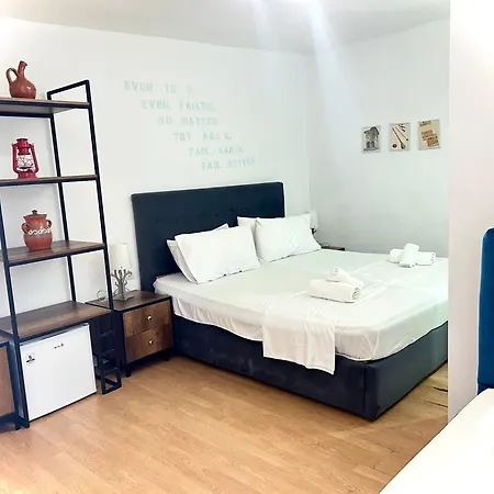 Отель Budget Retreat 3*